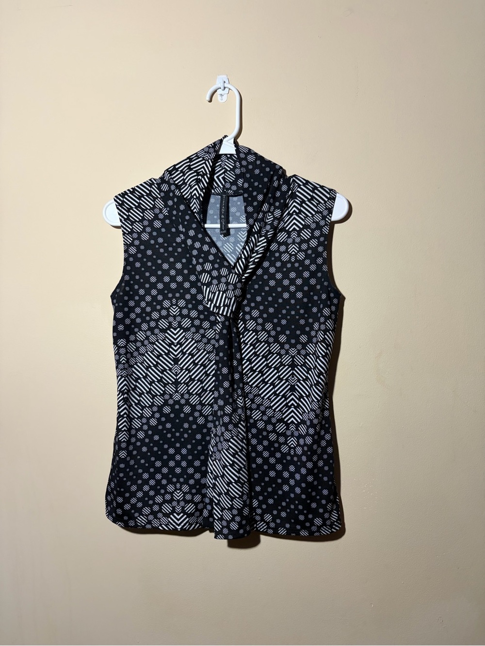 Tiffany & Grey Petite Sleeveless Black and White Tie Neck Geometric Blouse